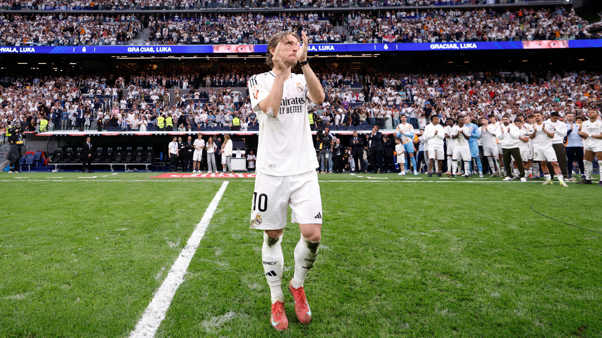 An emotional tribute to Modrić at the Bernabéu