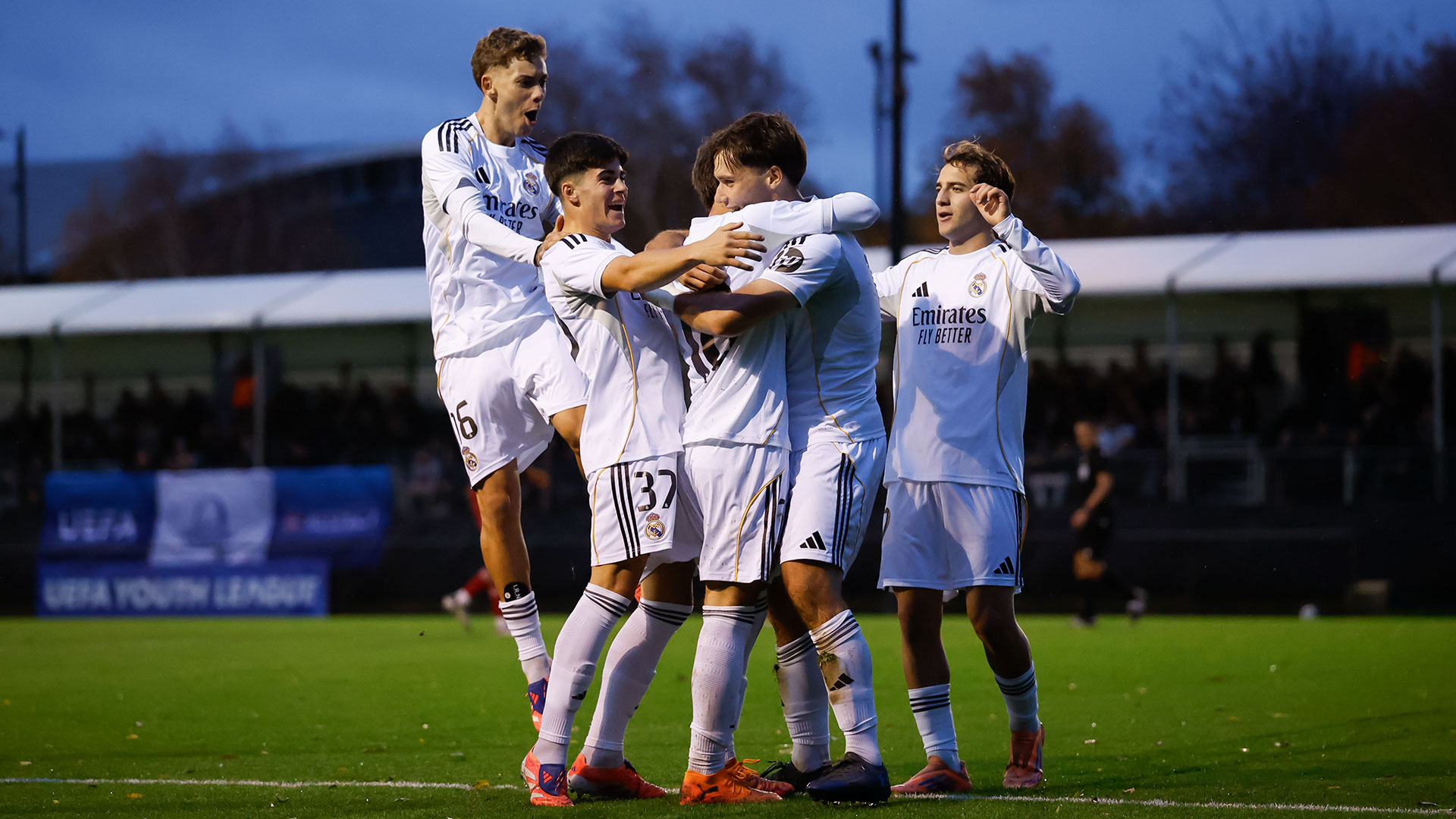 El Juvenil A golea al Liverpool y mantiene el pleno de victorias en la ...